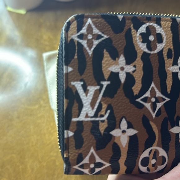 Louis Vuitton Limited Edition Jungle Zippy Wallet!! - Picture 9 of 15